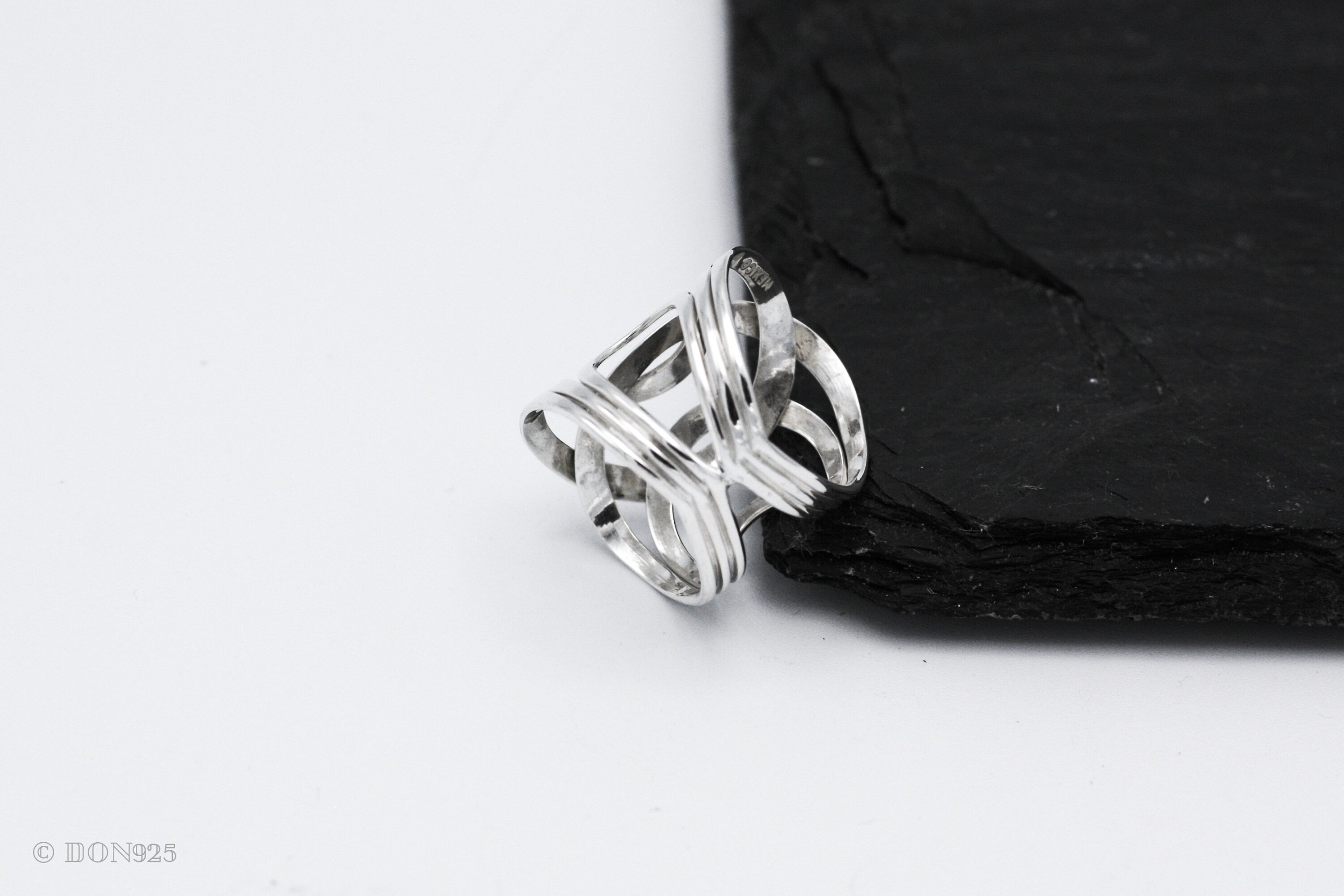 Sterling Silver Interlocked Circle Ring: Lightweight Abstract Geometric Jewelry