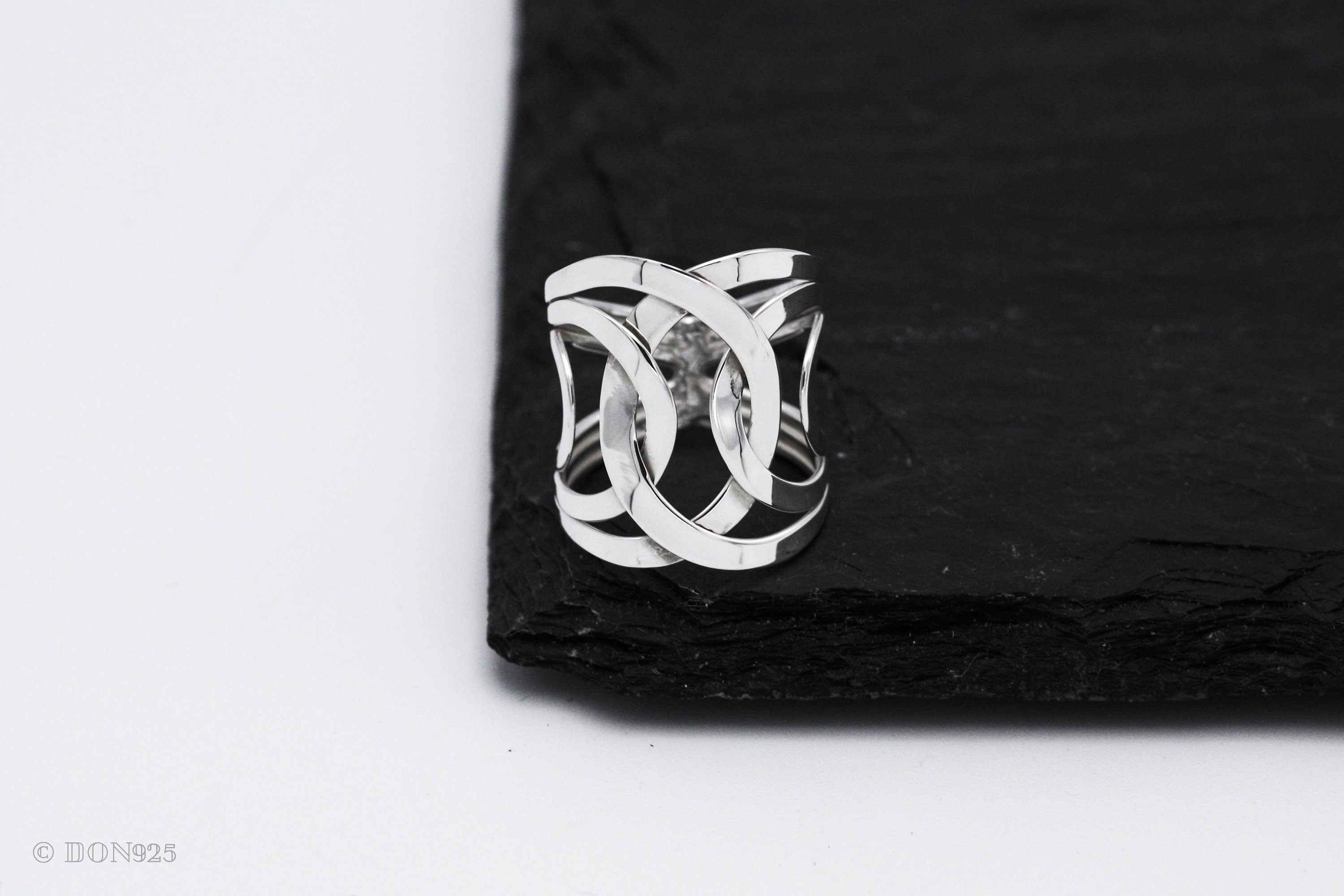 Sterling Silver Interlocked Circle Ring: Lightweight Abstract Geometric Jewelry