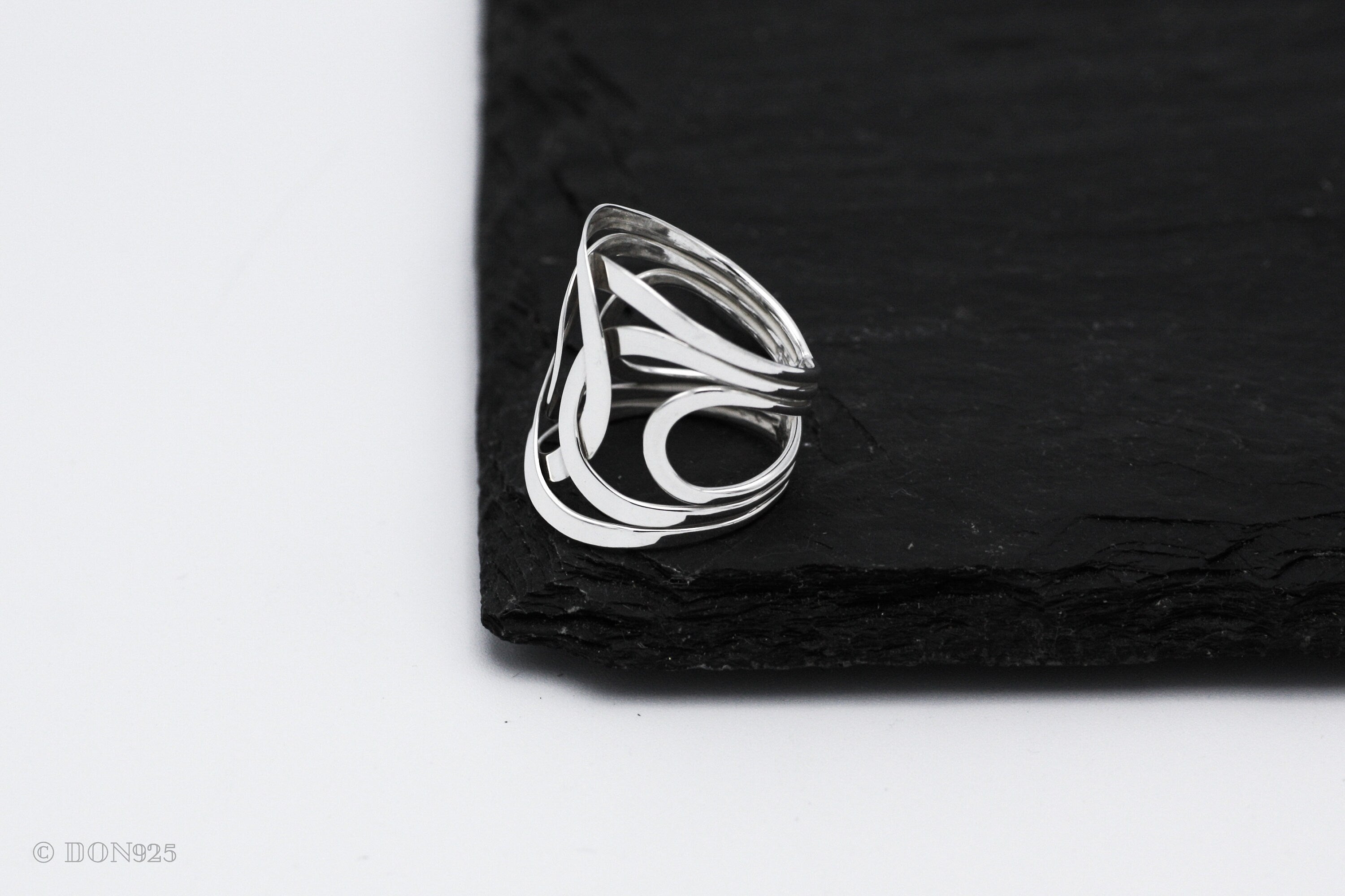 Sterling Silver Interlocked Circle Ring: Lightweight Abstract Geometric Jewelry