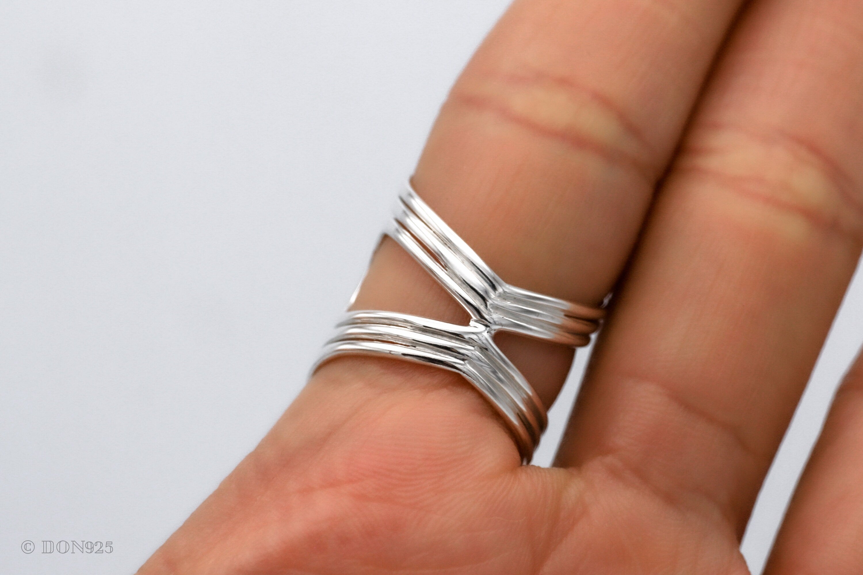 Sterling Silver Interlocked Circle Ring: Lightweight Abstract Geometric Jewelry