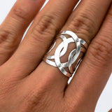 Sterling Silver Interlocked Circle Ring: Lightweight Abstract Geometric Jewelry