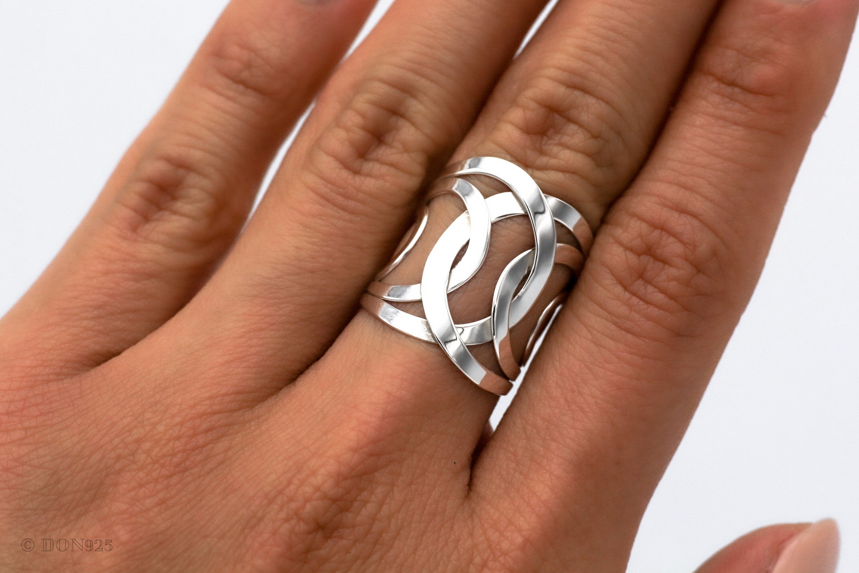 Sterling Silver Interlocked Circle Ring: Lightweight Abstract Geometric Jewelry