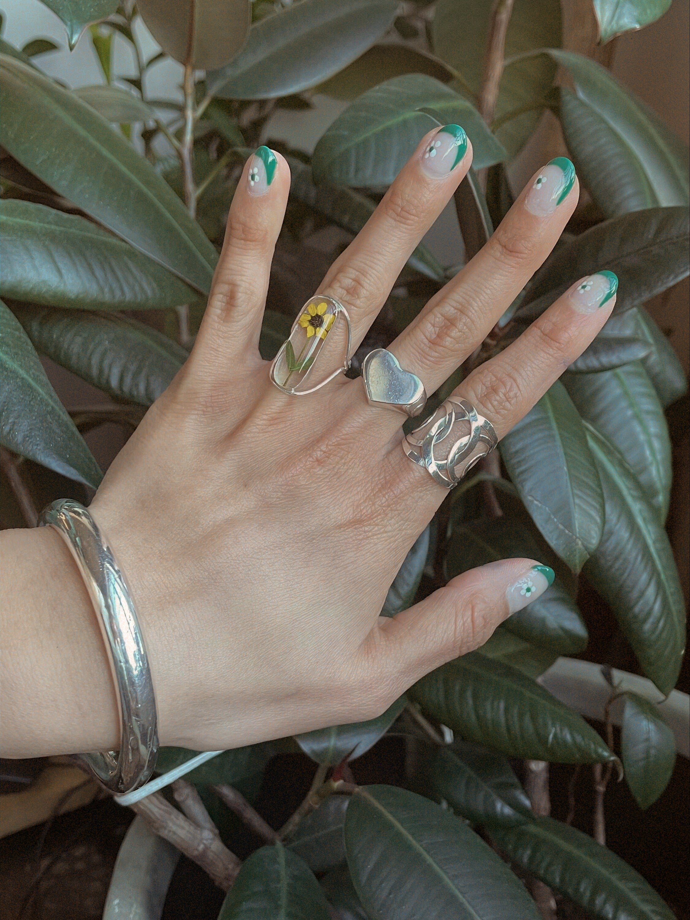Sterling Silver Interlocked Circle Ring: Lightweight Abstract Geometric Jewelry